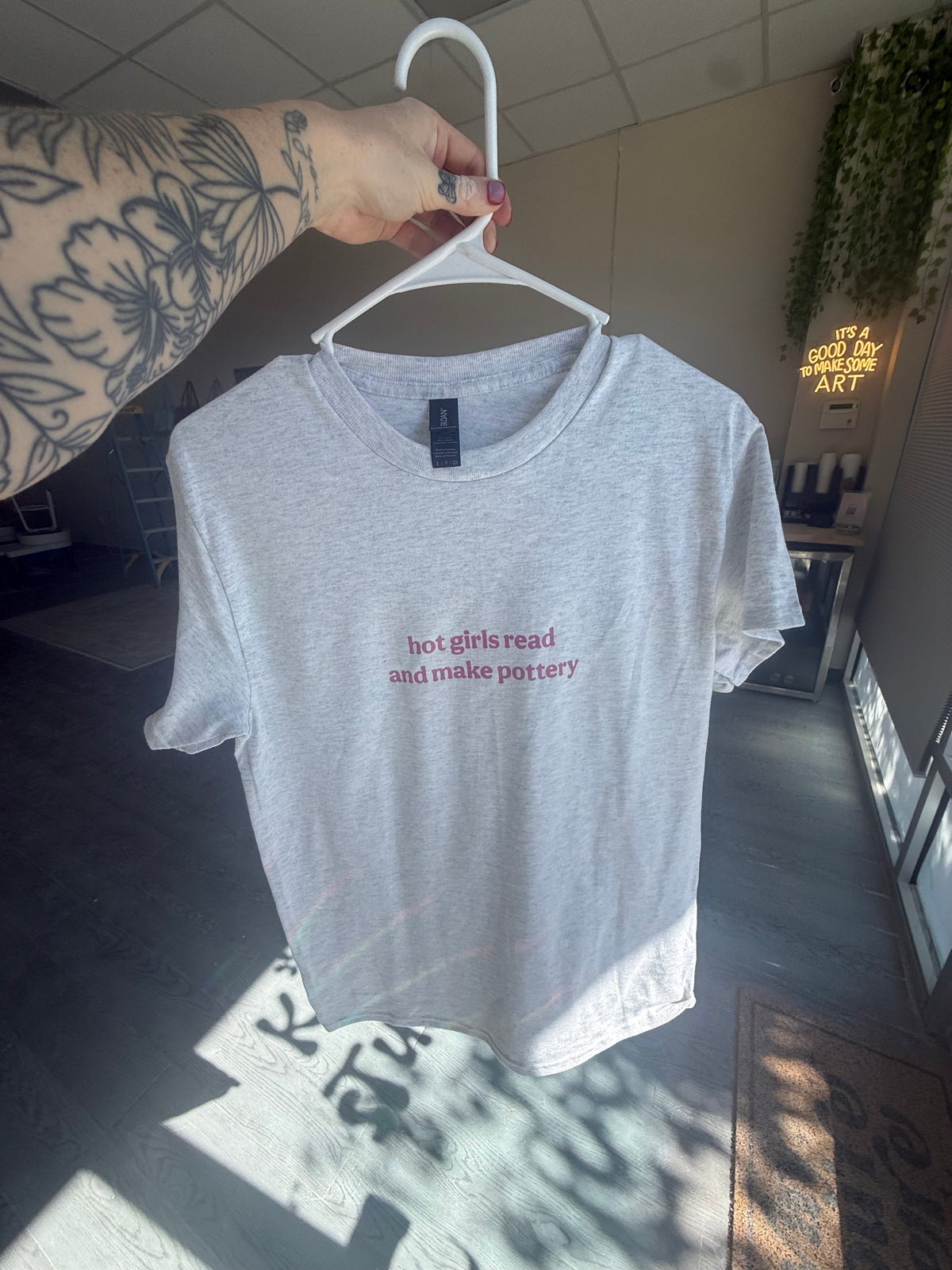 Hot girls read and make pottery shirt