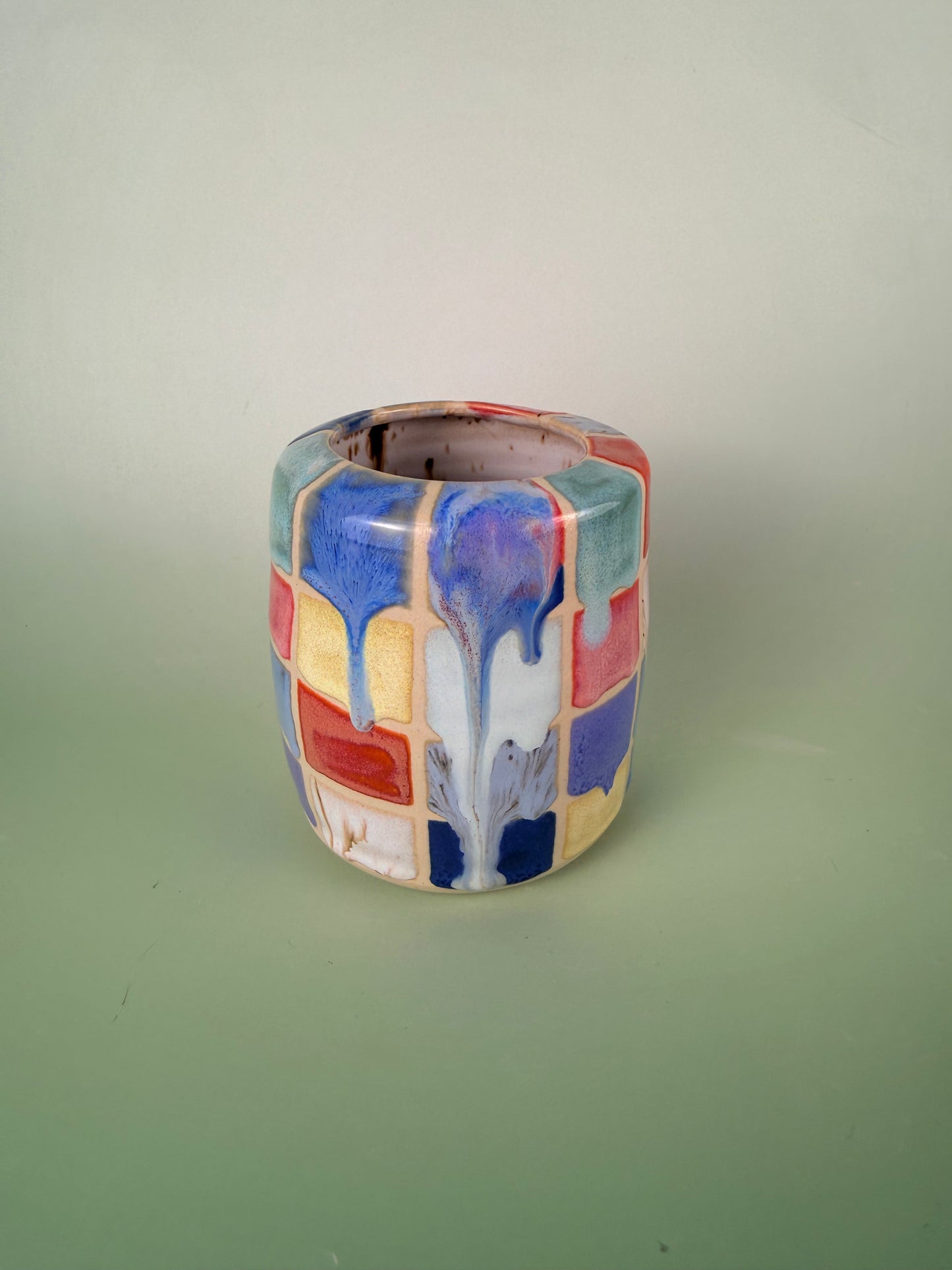 Checkered travel cup